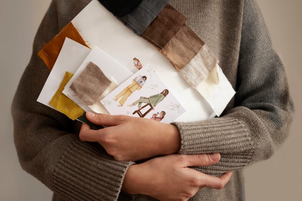 Frau hält Muster und Designideen in der Hand und stellt damit eine Konzepterstellung dar