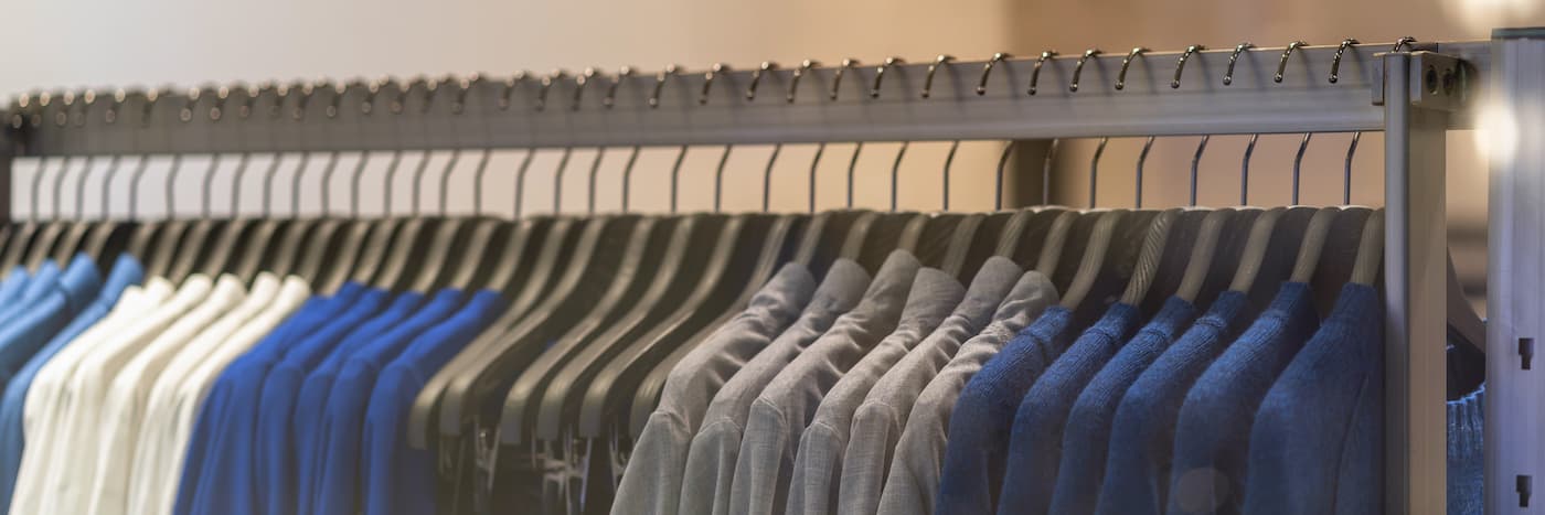 Kleiderstange mit unterschiedlichen Mustern als Beispiel für Corporate Fashion