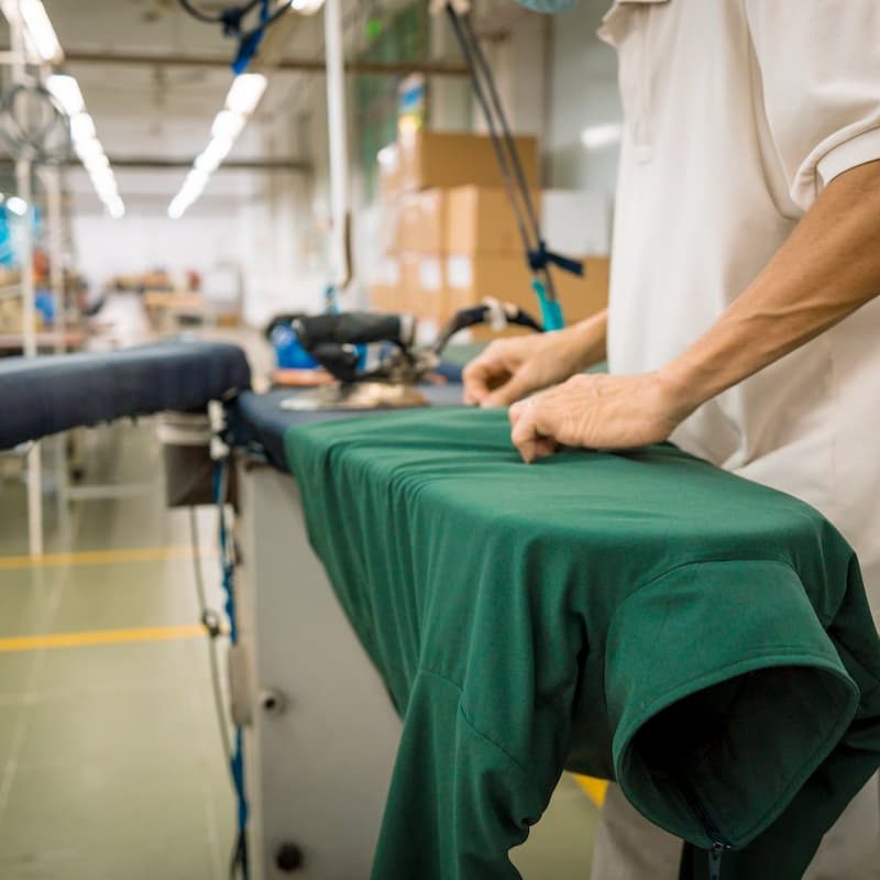 Mitarbeiter in der Textilproduktion bei der Prüfung der Materialien