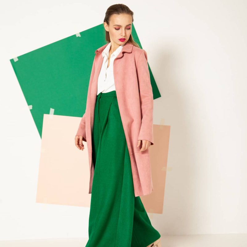 Model welches die neue Private Label Kollektion darstellt